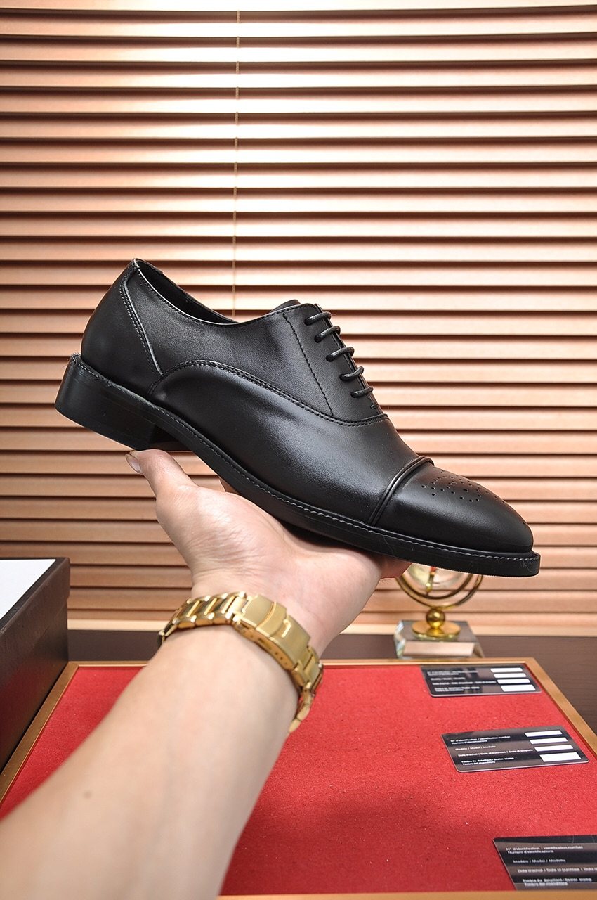 Gucci Closed-Lace Dress Shoes — model