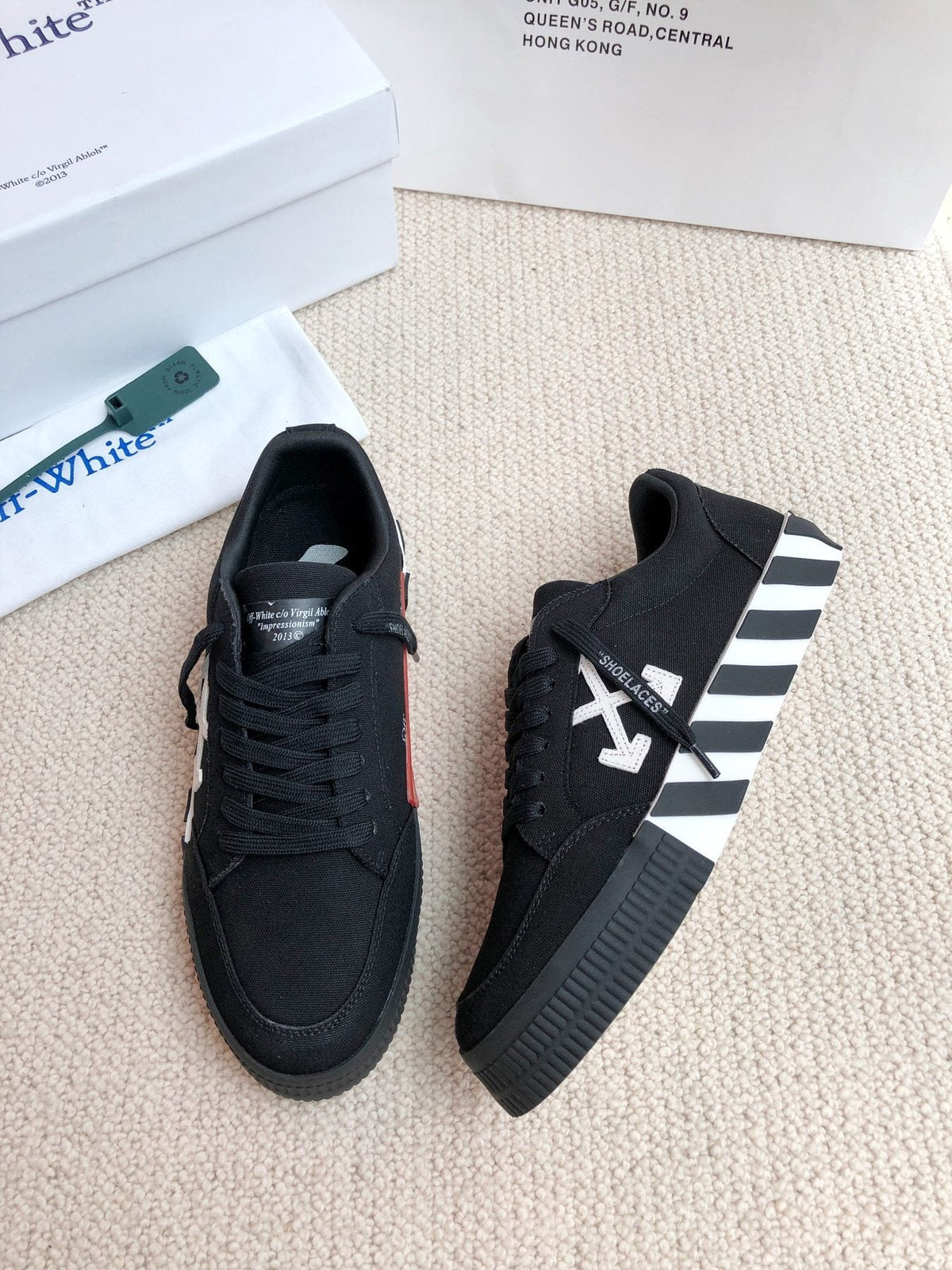 Off-White Arrow Graphic Low-Top Sneakers — front